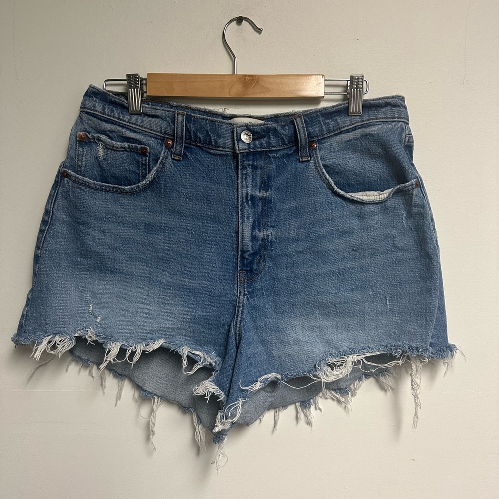 Abercrombie & Fitch Curve Love 90’s Relaxed Cutoff Shorts in High Rise - 32